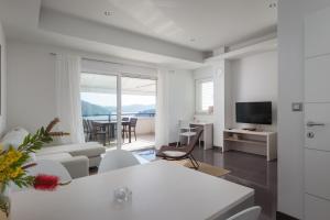拉斯托伏Apartment Pasadur Lastovo的客厅配有白色家具,享有海景。