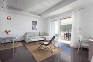 拉斯托伏Apartment Pasadur Lastovo的白色的客厅配有沙发和桌子