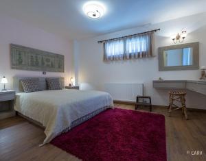 阿拉霍瓦Kallisto Mountain House II的一间卧室配有一张大床和红色地毯。