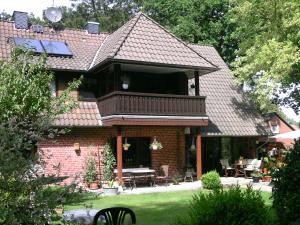 翁德洛Ferienwohnung Neumair的砖屋设有阳台和庭院