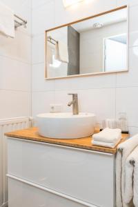 栋堡博世徐恩酒店的一间带水槽和镜子的浴室