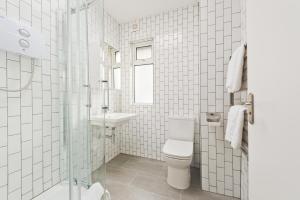 都柏林圣殿酒吧皇冠广场公寓 的白色的浴室设有卫生间和水槽。