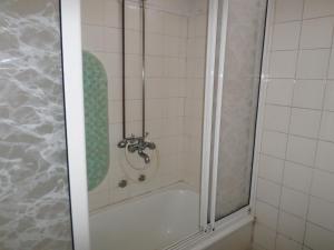 维拉·雷阿尔Rustico & Singelo - Hotelaria e Restauração, Lda的带淋浴的浴室