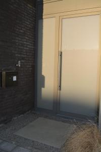 哈瑟尔特Appartroom Hasselt的通往砖墙建筑的门