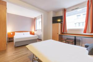 斯特拉斯堡斯特拉斯堡城市公寓的酒店客房设有两张床和窗户。