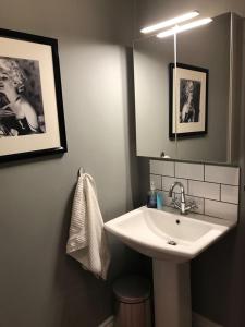 巴利纳Boutique Apartment Ballina Town Centre的一间带水槽和镜子的浴室