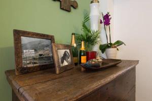 佩鲁贾卡萨弥勒公寓的一张带瓶子的木桌和一张照片