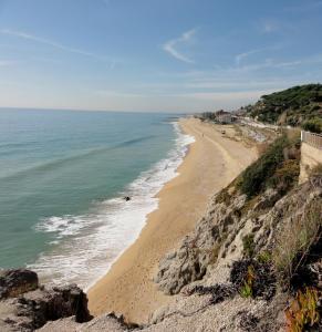 滨海阿雷尼斯L'Hostalet d'Arenys de Mar的从悬崖上欣赏海滩美景
