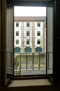 圣地亚哥－德孔波斯特拉Numa Rúa Travesa的享有大楼景致的开放式窗户