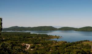 尼奥楚里翁普拉斯蒂湖畔公寓的享有大湖和山脉的景色