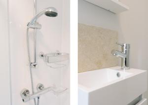 爱丁堡美丽市中心公寓 - 荷里路德公园的带淋浴和盥洗盆的浴室