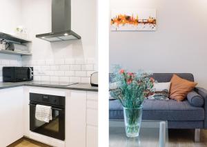 爱丁堡美丽市中心公寓 - 荷里路德公园的厨房以及带沙发的起居室。