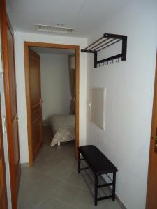 卡尔维appartement的走廊上设有一张床和一个楼梯间