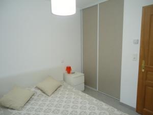 卡尔维appartement的白色卧室配有床和镜子