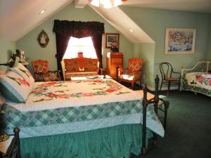 埃迪Rocky Point Ranch的一间卧室配有床、椅子和窗户