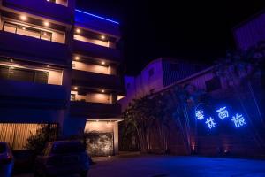 Tuku云林商务旅馆的一座建筑,晚上有灯