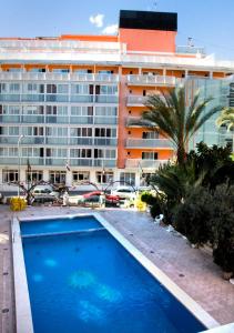 贝尼多姆索尔伊萨姆布拉酒店的一座大建筑前的游泳池