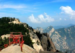 华阴华山国际青年旅舍的山边的建筑