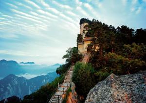 华阴华山国际青年旅舍的山边的建筑