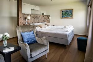 巴里斯川德拉斯维克峡湾酒店的一间卧室配有一张床和一把椅子