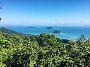 米申海滩Nautilus Apartments的享有远处岛屿的海景