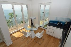 萨斯尼茨Ostseeresidenz Sassnitz F548 Penthouse 19 mit Sauna, Balkon, Meerblick的一个带桌椅的厨房和一个阳台