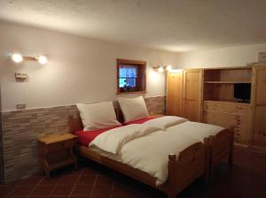 利维尼奥Baita Rini的一间卧室设有一张大床和一个窗户。
