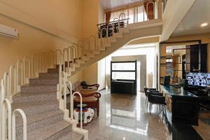 雅加达靠近哈里木的雷德多斯普拉斯2号旅馆的楼梯间,有楼梯的建筑