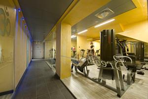 贝加莫埃尔利商务及健身酒店的大楼内带有氧器材的健身房