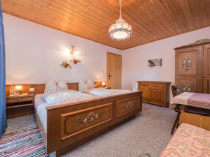 洛伊塔施Xanderhof的一间卧室配有一张大床、梳妆台和书桌