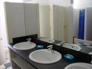 费尔盖拉什斯通农场酒店的一间带三个水槽和镜子的浴室
