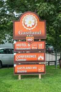 锡盖特圣米克洛什Gastland M0 Hotel & Conference Center的草地上酒店餐厅的标志