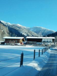 翁特尔韦森Berghof Moar的雪中带围栏的建筑