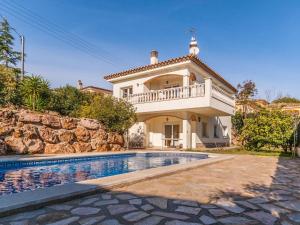 莱斯卡拉Lovely Villa in L'Escala Costa Brava with private Swimming Pool的别墅前设有游泳池