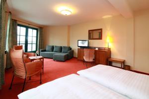 卑尔根考夫曼斯霍夫罗曼蒂克酒店的酒店客房设有床和客厅。