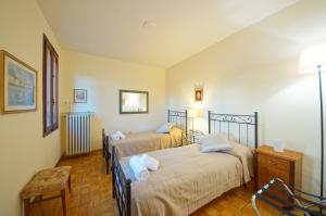 特雷维索Treviso Casa Magnolie wi-fi的一间设有两张床和椅子的房间