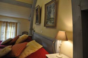 Camon赫尔迪谷仓酒店的一间卧室配有两张床、枕头和灯