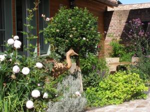 Camon赫尔迪谷仓酒店的花花园里的鸭子雕像