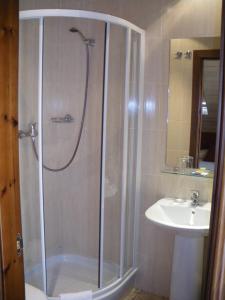 维耶拉普拉代茨酒店的带淋浴和盥洗盆的浴室