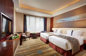 明斯克明斯克北京饭店的酒店客房设有两张床和一台平面电视。
