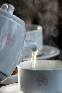 特雷索波利斯罗萨多斯温托斯酒店的茶壶倒入茶杯