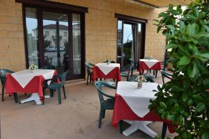 维罗纳洛坎达科尔特吉尔兰达酒店的两张桌子,在庭院里配有红白桌布