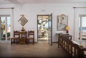 普拉提伊亚洛斯西弗诺斯海洋别墅的一间拥有白色墙壁的客房和一扇带镜子的门