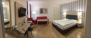 柏林翰萨布里克酒店的酒店客房设有一间带一张床和一张书桌的卧室