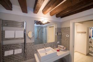 威尼斯萨伏伊约兰达公寓的一间带水槽和镜子的浴室