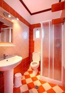 米尔泰Vasilis Studios的一间带卫生间和水槽的浴室