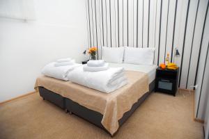 贝尔格莱德布勒瓦公寓的一间卧室配有带毛巾的床
