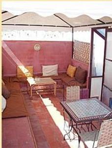 拉巴特达尔阿依达酒店的配有桌椅和遮阳伞的房间