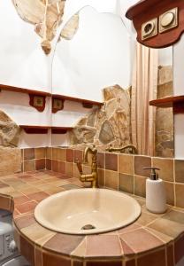 布达佩斯Green Apartment的一间带水槽和石墙的浴室