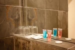 怡保艺术小屋酒店的浴室内一个柜台上的一组眼镜